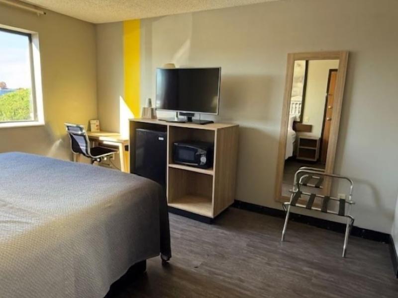 Super 8 By Wyndham Smithville Lake image