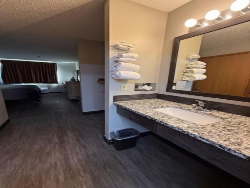 Super 8 By Wyndham Smithville Lake image