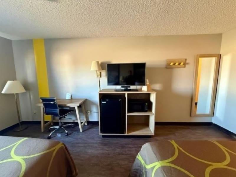 Super 8 By Wyndham Smithville Lake image
