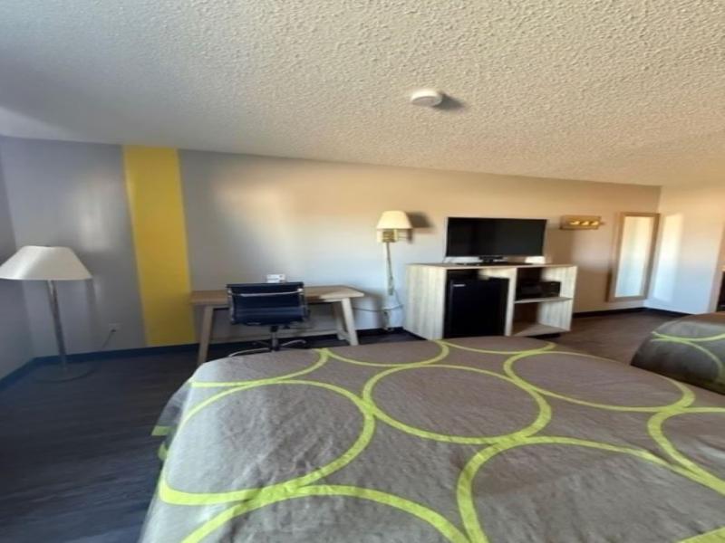 Super 8 By Wyndham Smithville Lake image