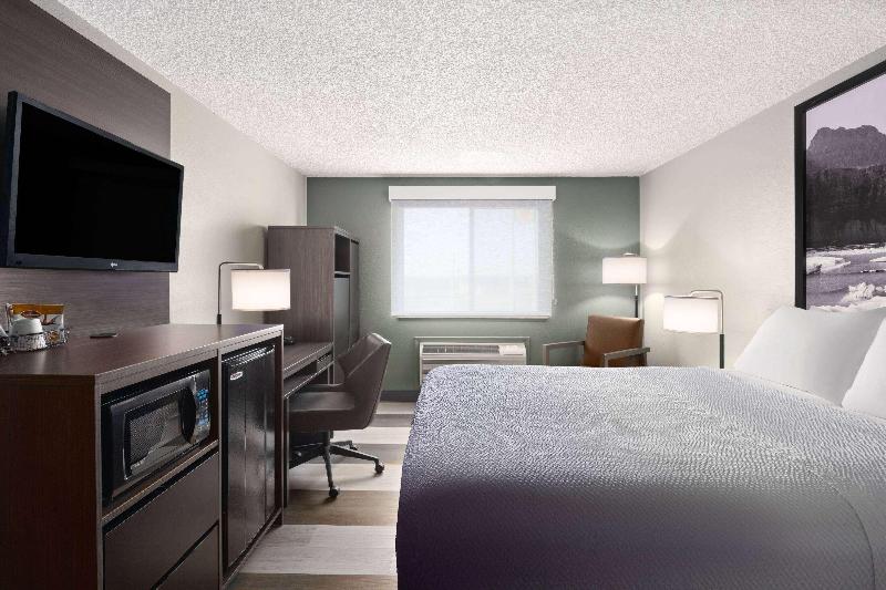 Super 8 By Wyndham Conrad image