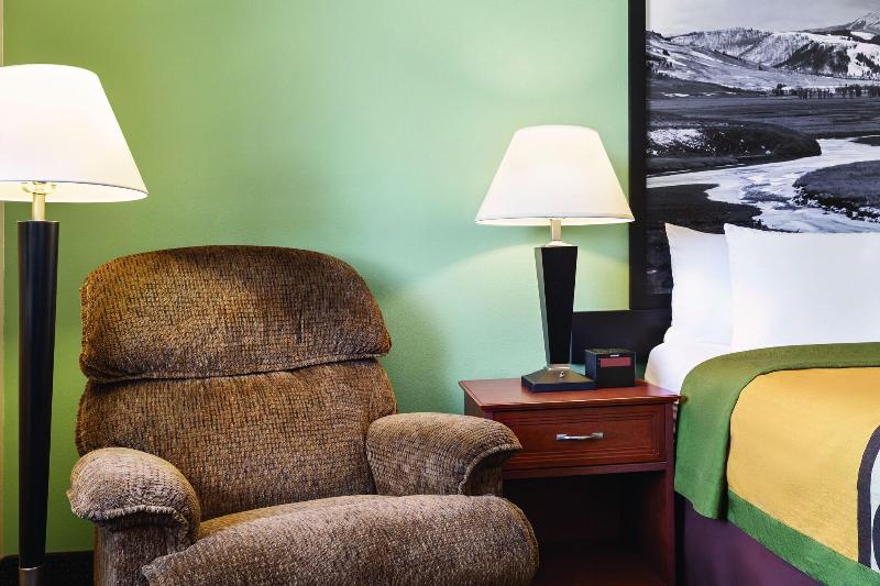 Super 8 By Wyndham Conrad image
