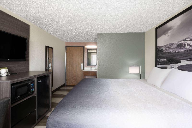 Super 8 By Wyndham Conrad image