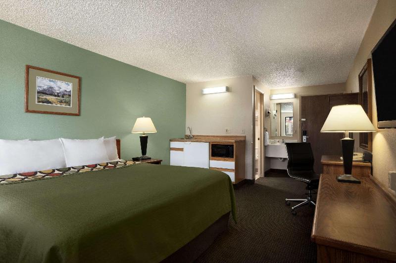 Super 8 By Wyndham Conrad image