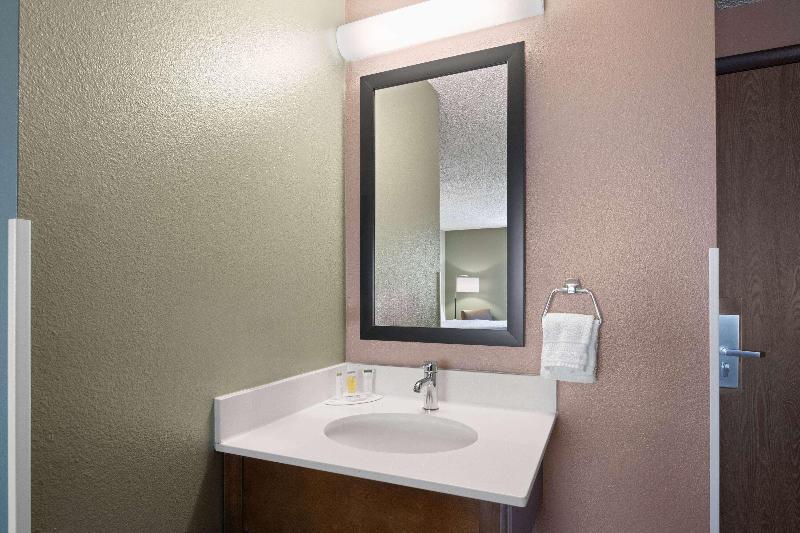 Super 8 By Wyndham Conrad image 7