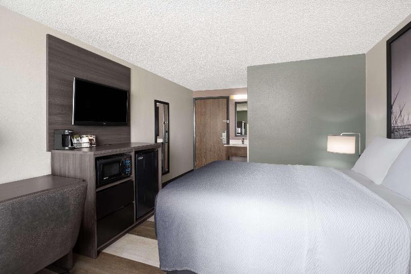 Super 8 By Wyndham Conrad image