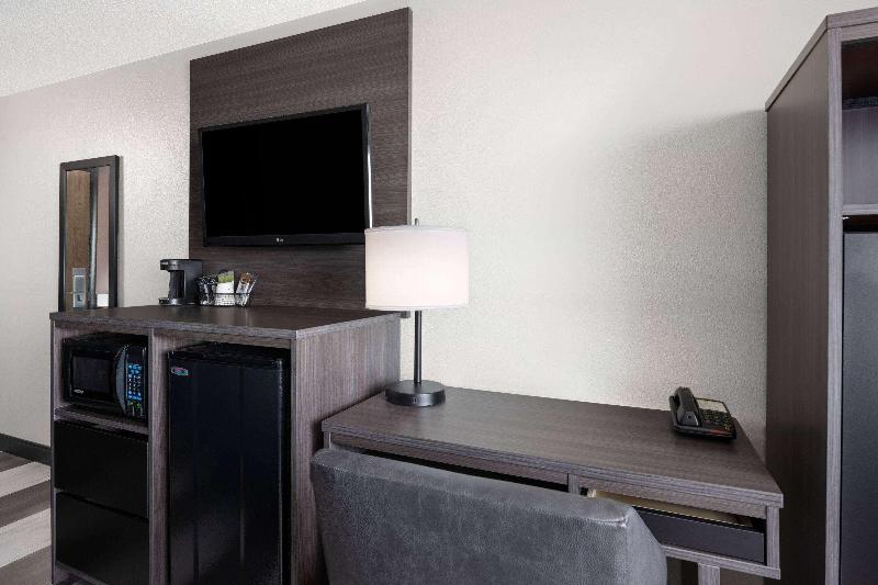 Super 8 By Wyndham Conrad image