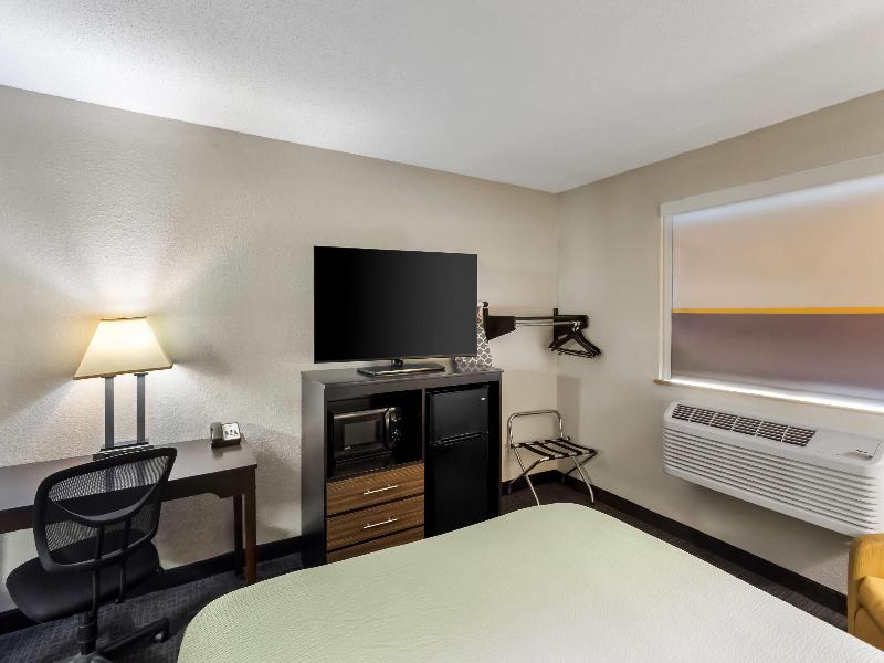 Super 8 by Wyndham Elkins image