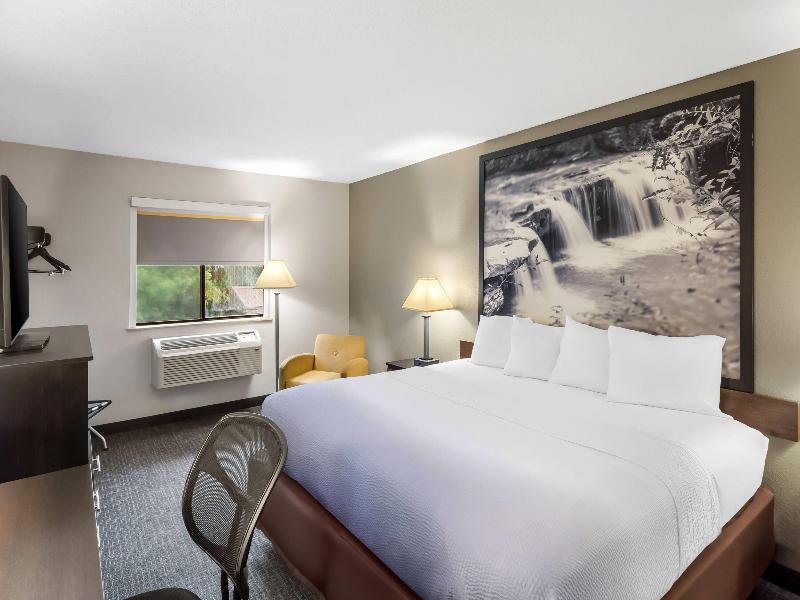Super 8 by Wyndham Elkins image 2