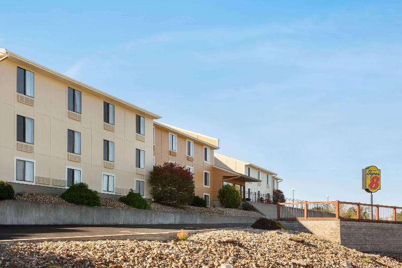 Super 8 by Wyndham Hannibal image