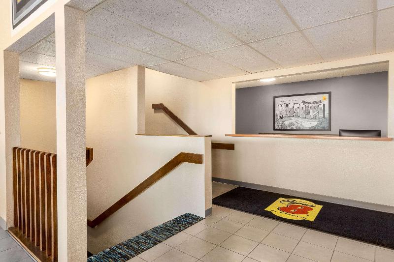 Super 8 by Wyndham Hannibal image