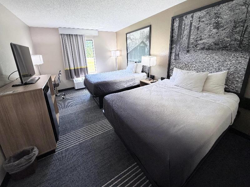 Super 8 by Wyndham Hannibal image