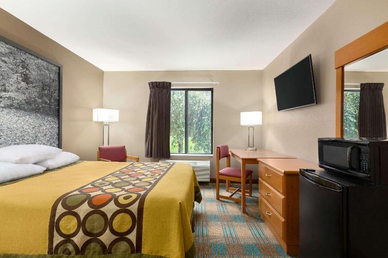 Super 8 by Wyndham Hannibal image