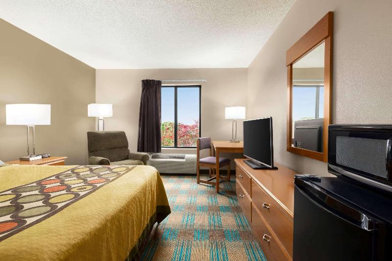 Super 8 by Wyndham Hannibal image