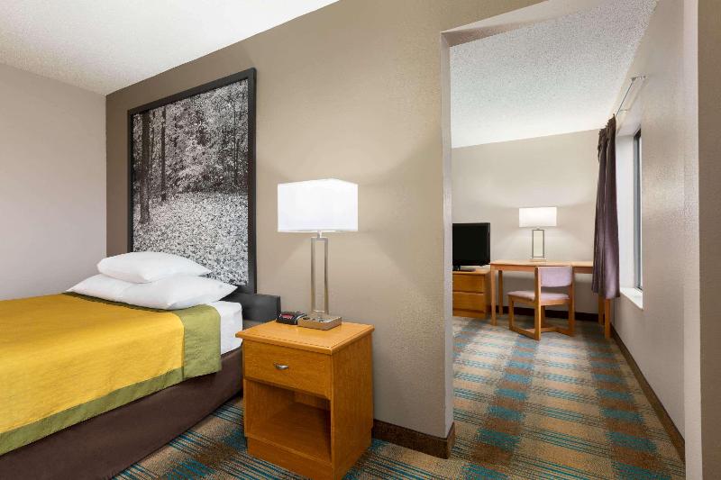 Super 8 by Wyndham Hannibal image