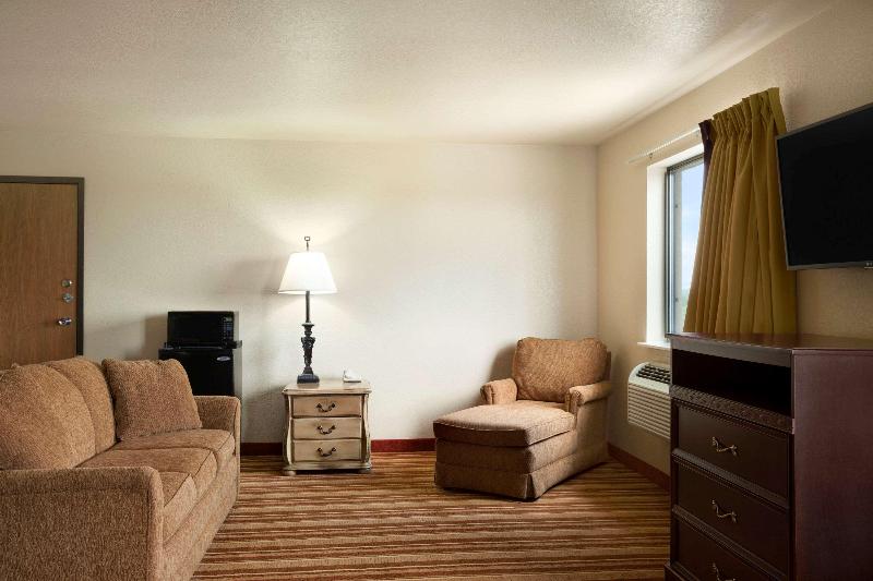 Super 8 By Wyndham Macon image
