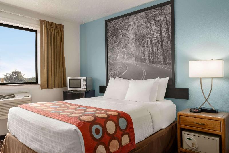 Super 8 by Wyndham Eveleth image