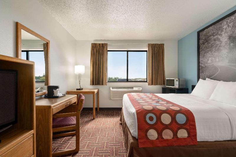 Super 8 by Wyndham Eveleth image