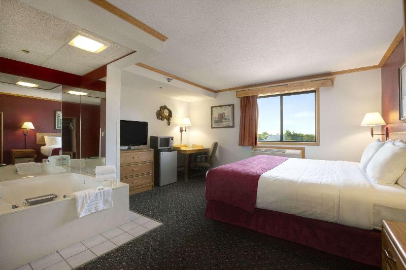 Super 8 by Wyndham Eveleth image