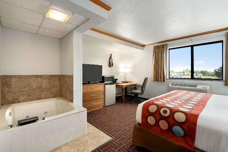 Super 8 by Wyndham Eveleth image