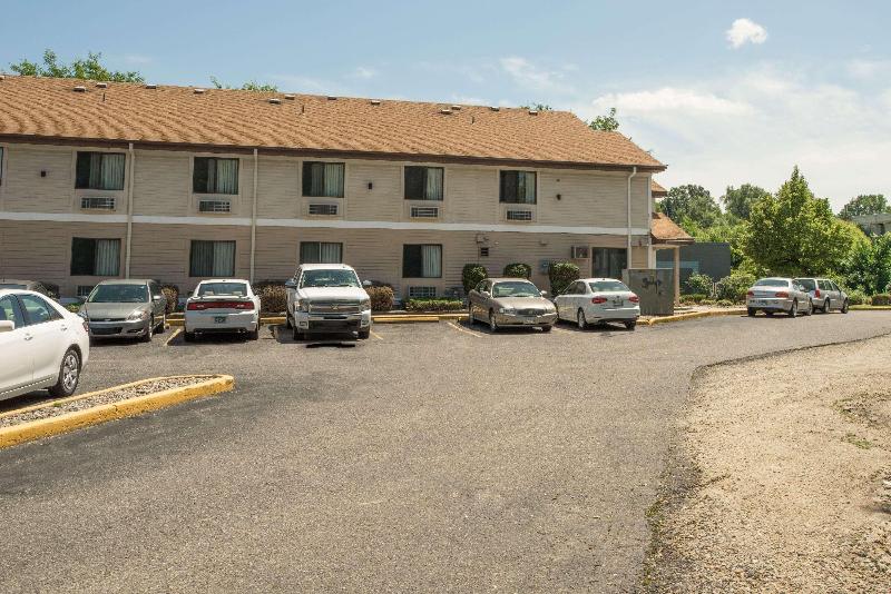 Super 8 By Wyndham Red Wing image