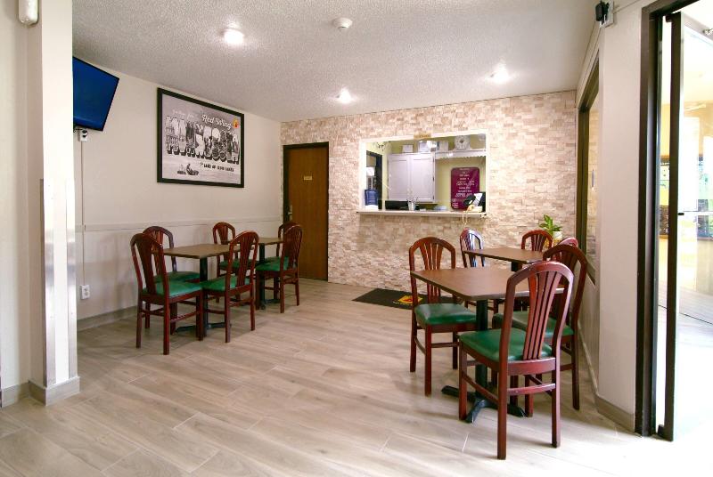 Super 8 By Wyndham Red Wing image