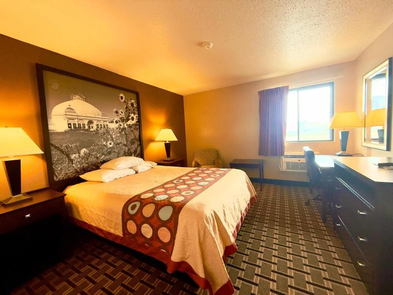Super 8 by Wyndham Melrose image