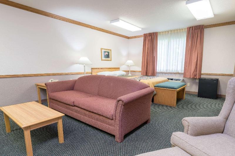 Super 8 by Wyndham Sheldon image
