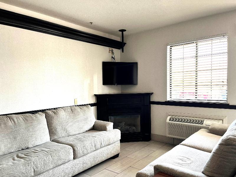 Super 8 By Wyndham Madison/Hanover Area image