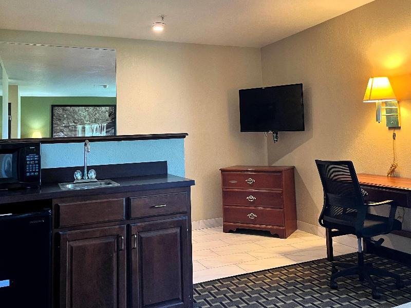 Super 8 By Wyndham Madison/Hanover Area image