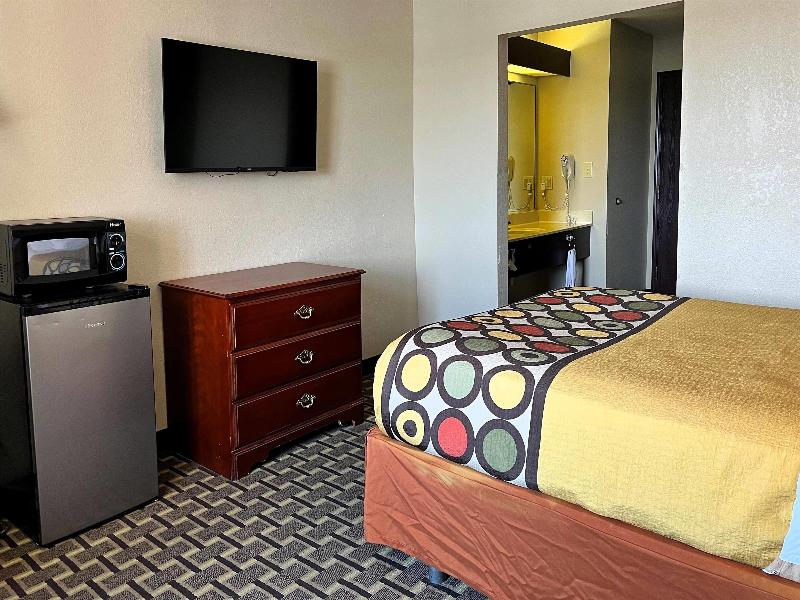 Super 8 By Wyndham Madison/Hanover Area image