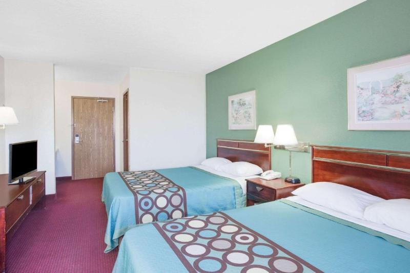 Super 8 By Wyndham Kennett image
