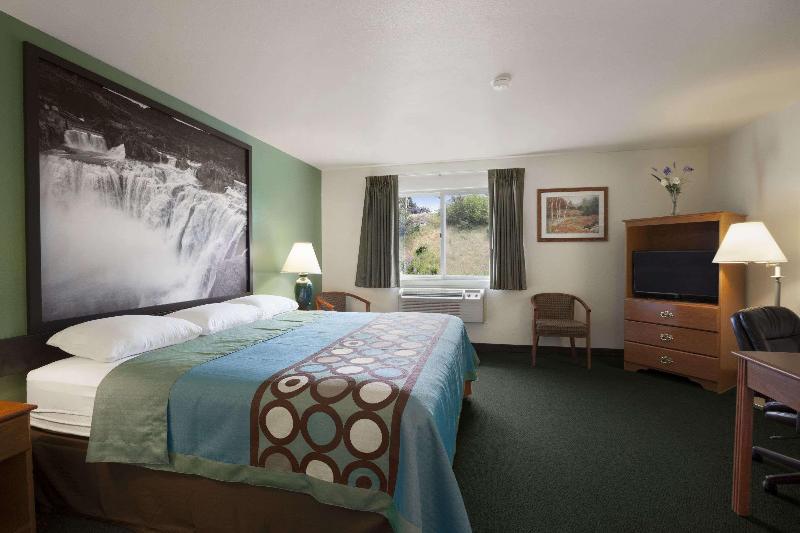 Super 8 by Wyndham Salmon image 10