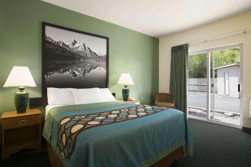 Super 8 by Wyndham Salmon image 9