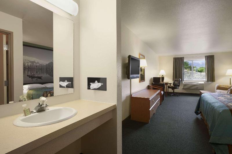 Super 8 by Wyndham Salmon image 8