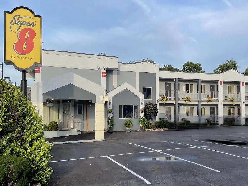 Super 8 by Wyndham Belleville St. Louis Area image