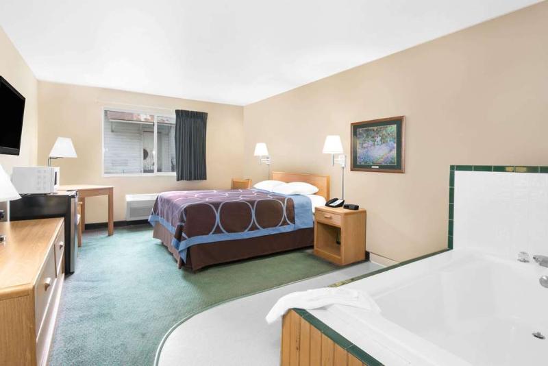 Super 8 by Wyndham Ely Minnesota image 2