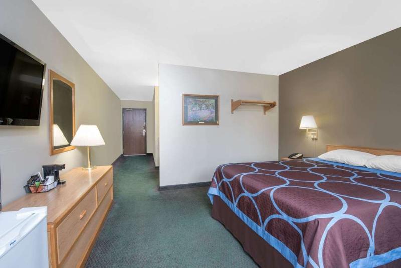 Super 8 by Wyndham Ely Minnesota image 4