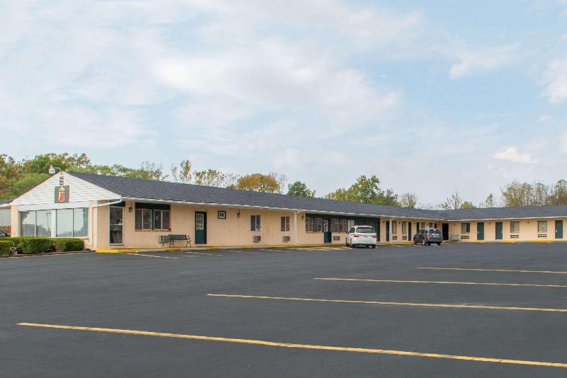 Super 8 By Wyndham Centerville-Richmond image