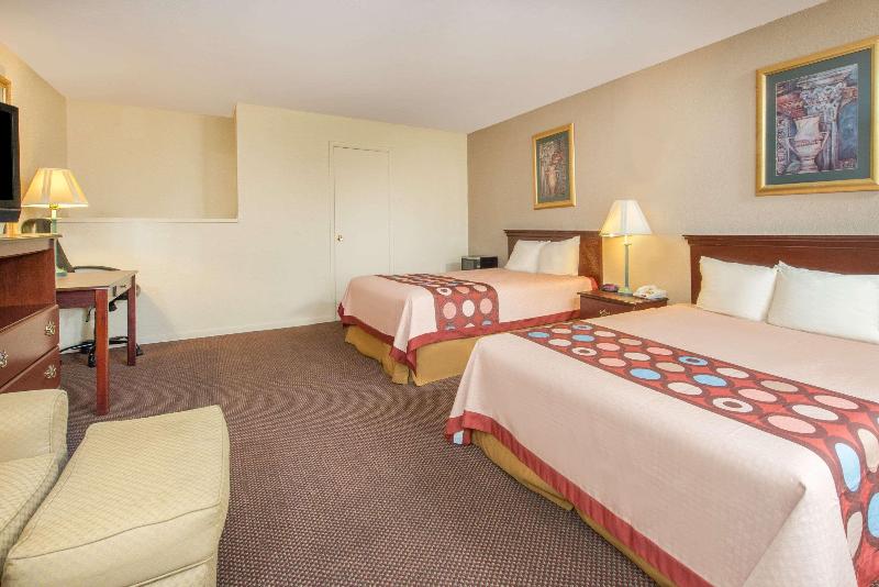 Super 8 By Wyndham Centerville-Richmond image 8