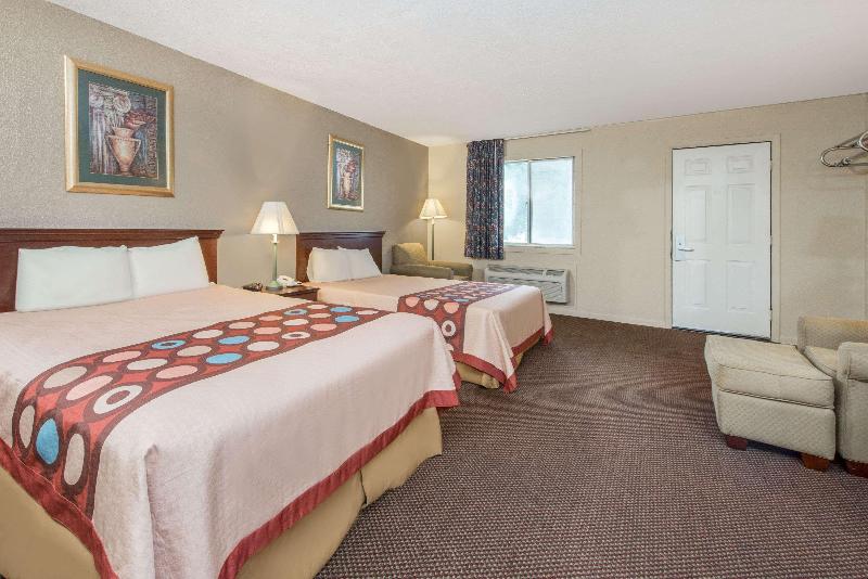 Super 8 By Wyndham Centerville-Richmond image 5