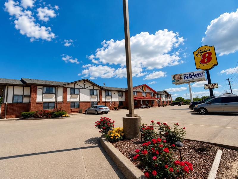 Super 8 by Wyndham Warrenton image