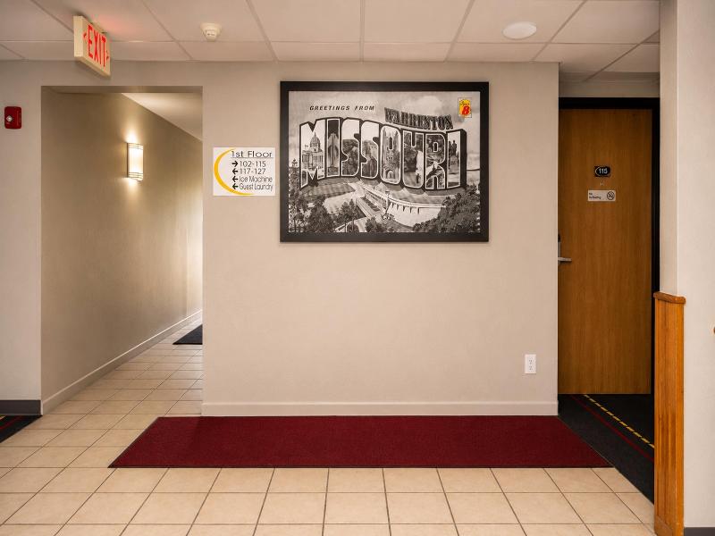 Super 8 by Wyndham Warrenton image