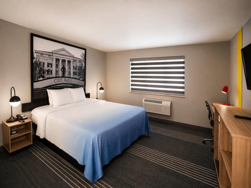 Super 8 by Wyndham Warrenton image