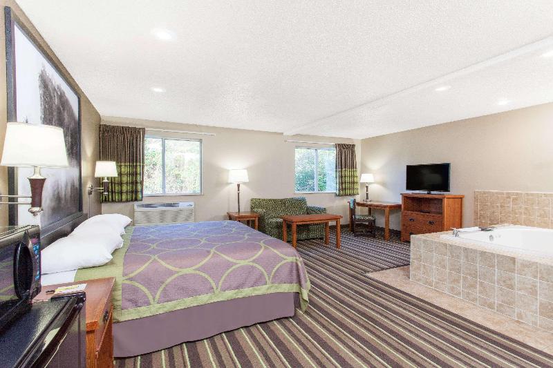 Super 8 by Wyndham Richlands/Claypool Hill Area image 8