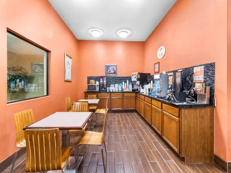 Super 8 By Wyndham Bellefontaine image 1