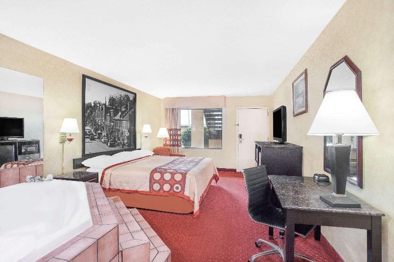 Super 8 By Wyndham Bulls Gap Greeneville Area image