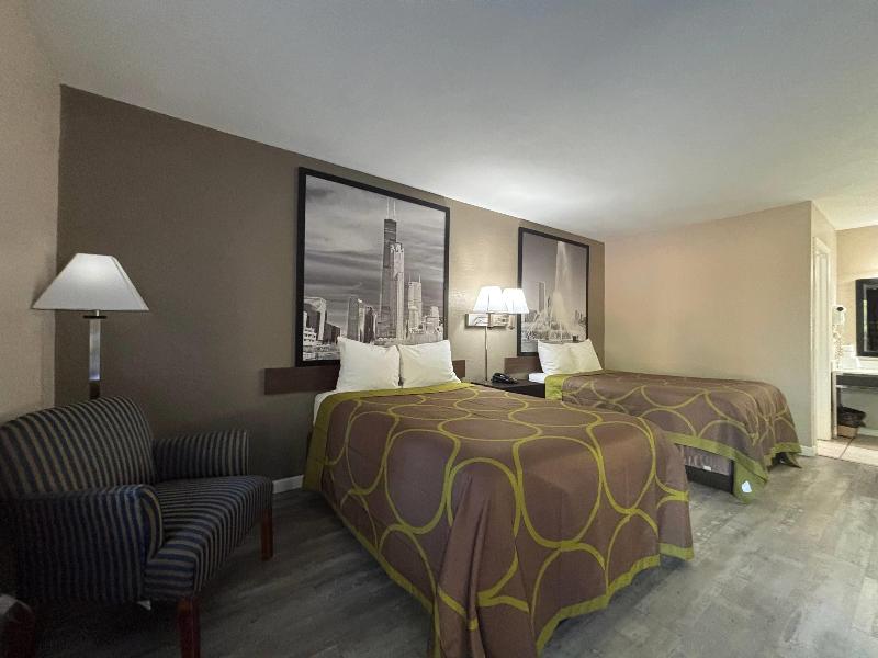 Super 8 by Wyndham Taylorville IL image 3