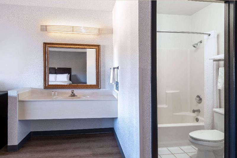 Travelodge By Wyndham Globe Az image