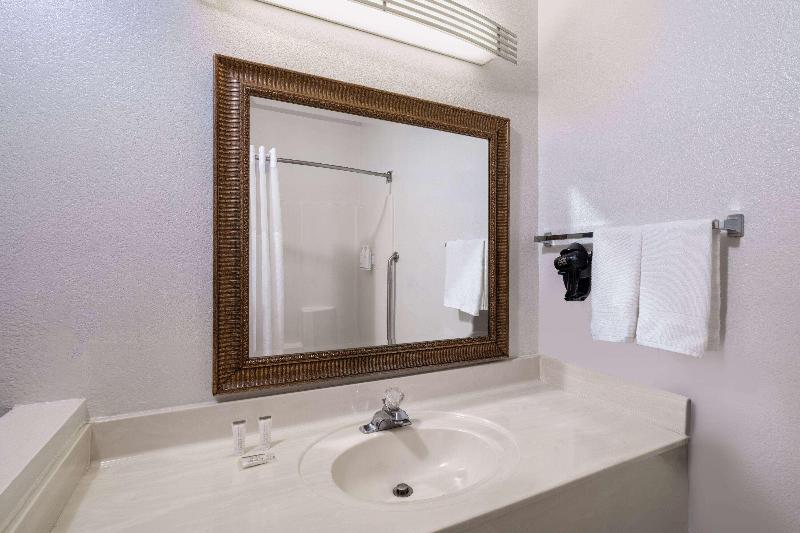 Travelodge By Wyndham Globe Az image